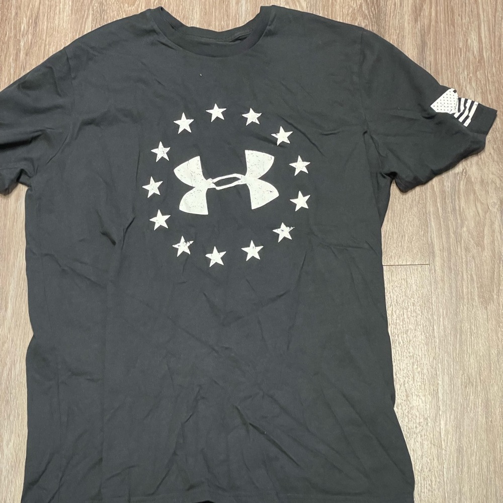 Brand: Under Armor 
Size: Large
Condition: Good